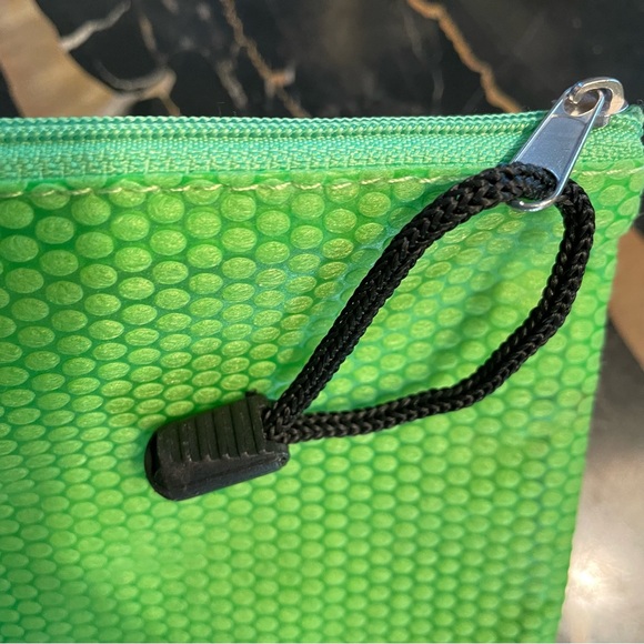 3 Multi-use Zippered Pouches Red Sporty Bag Green Vented Bag & White Classy Bag - Picture 8 of 14